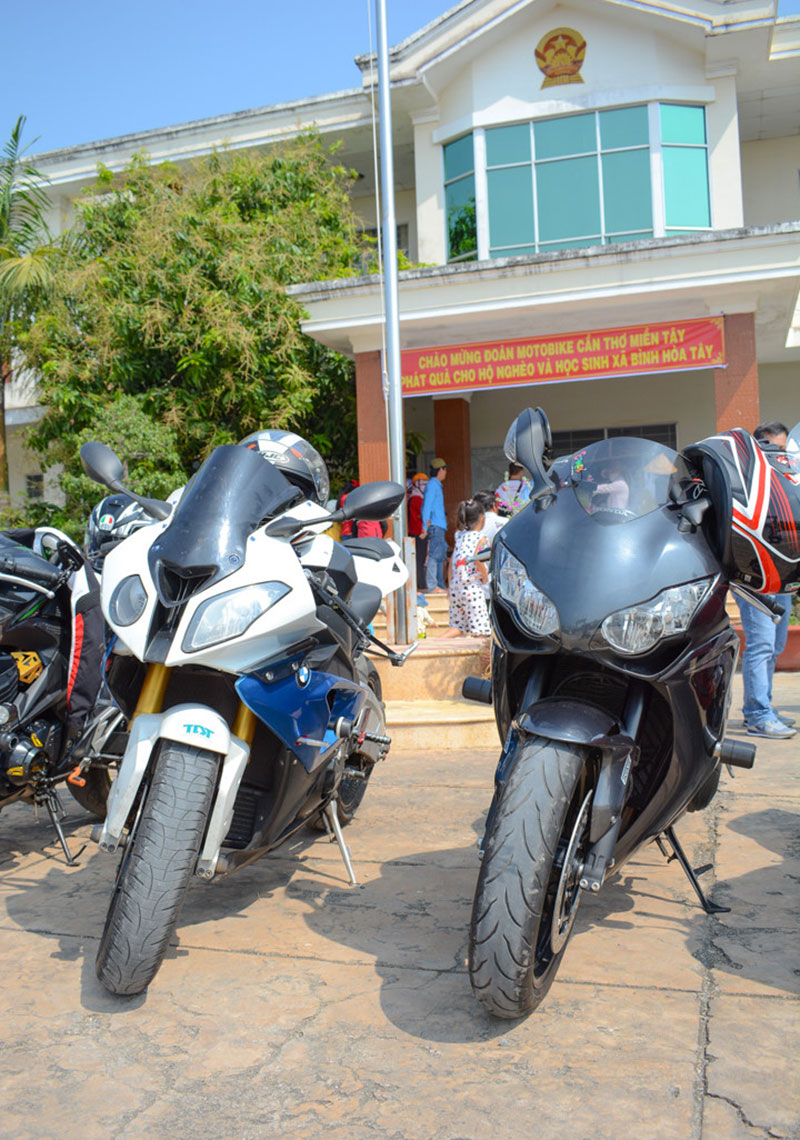 Dàn môtô đắt tiền xuất hiện tại huyện biên giới tỉnh Long An